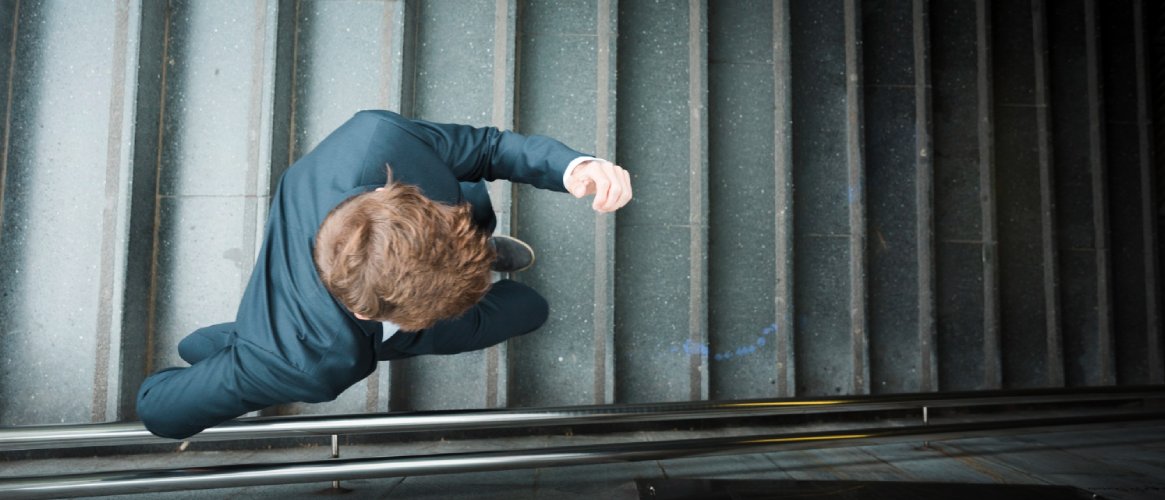 Chico joven bajando escaleras