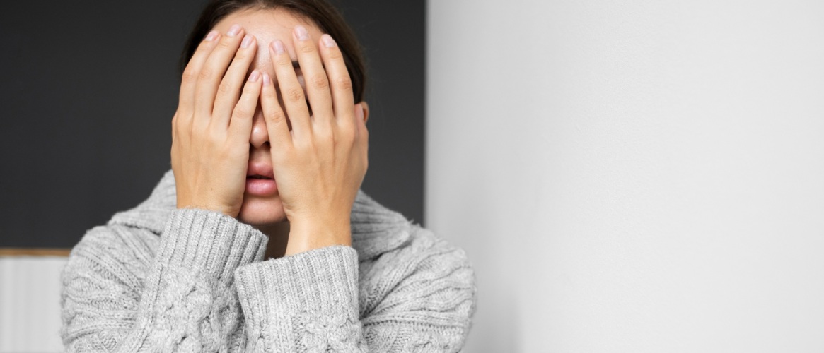 Mujer primer plano manos en la cabeza agobiada