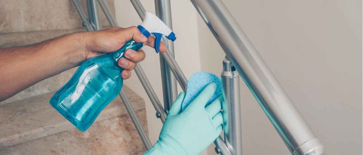 Manos limpiando escalera guantes productos de limpieza