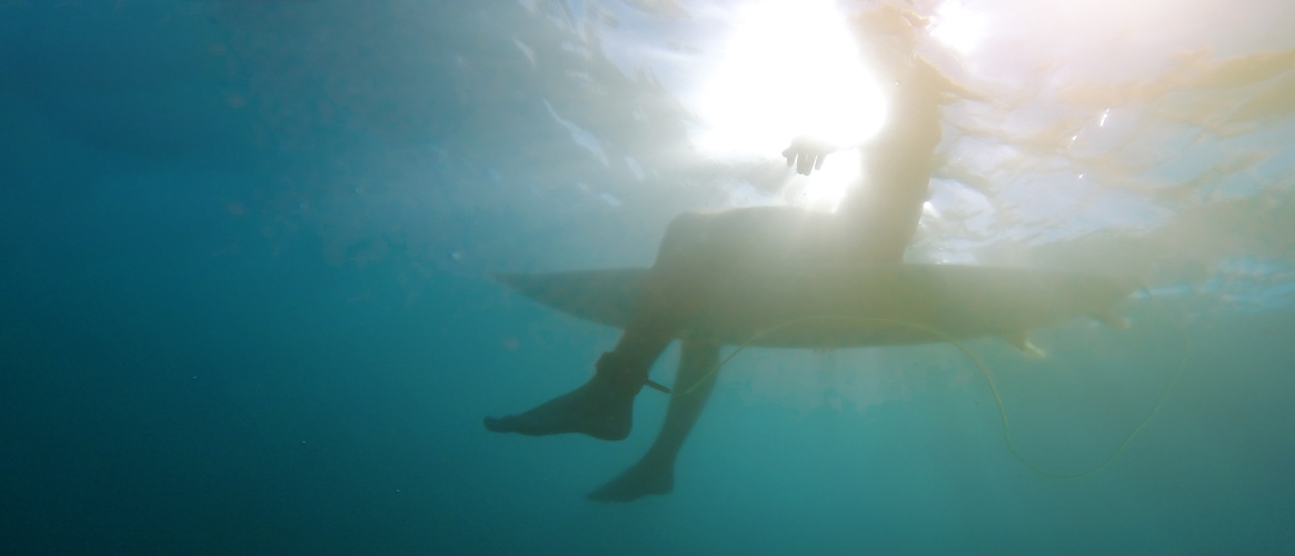 Silueta de una persona haciendo surf en medio del océano